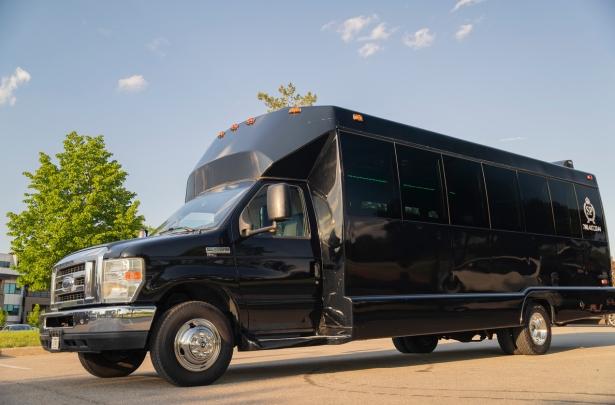Black-Ford-E450-exterior-img